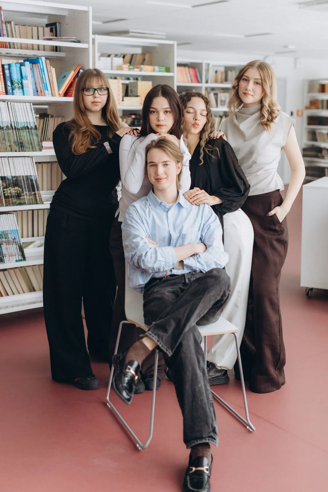 Друзья-выпускники в библиотеке